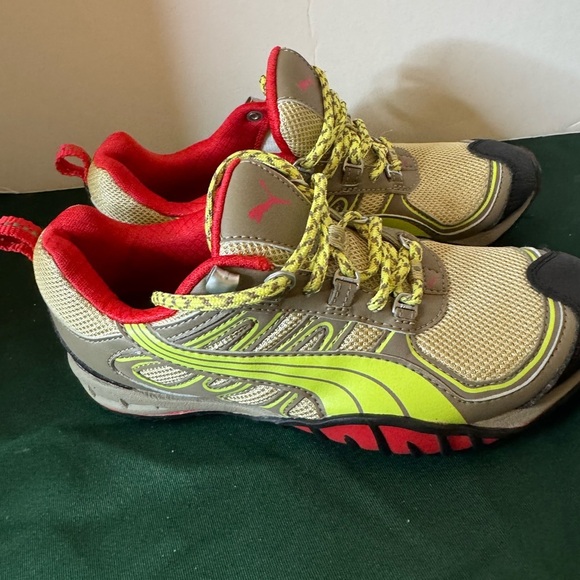 NWOT Women’s PUMA Fells Trail Running Shoes Khaki -Fossil-Sunny Lime Size 7 - Picture 5 of 13